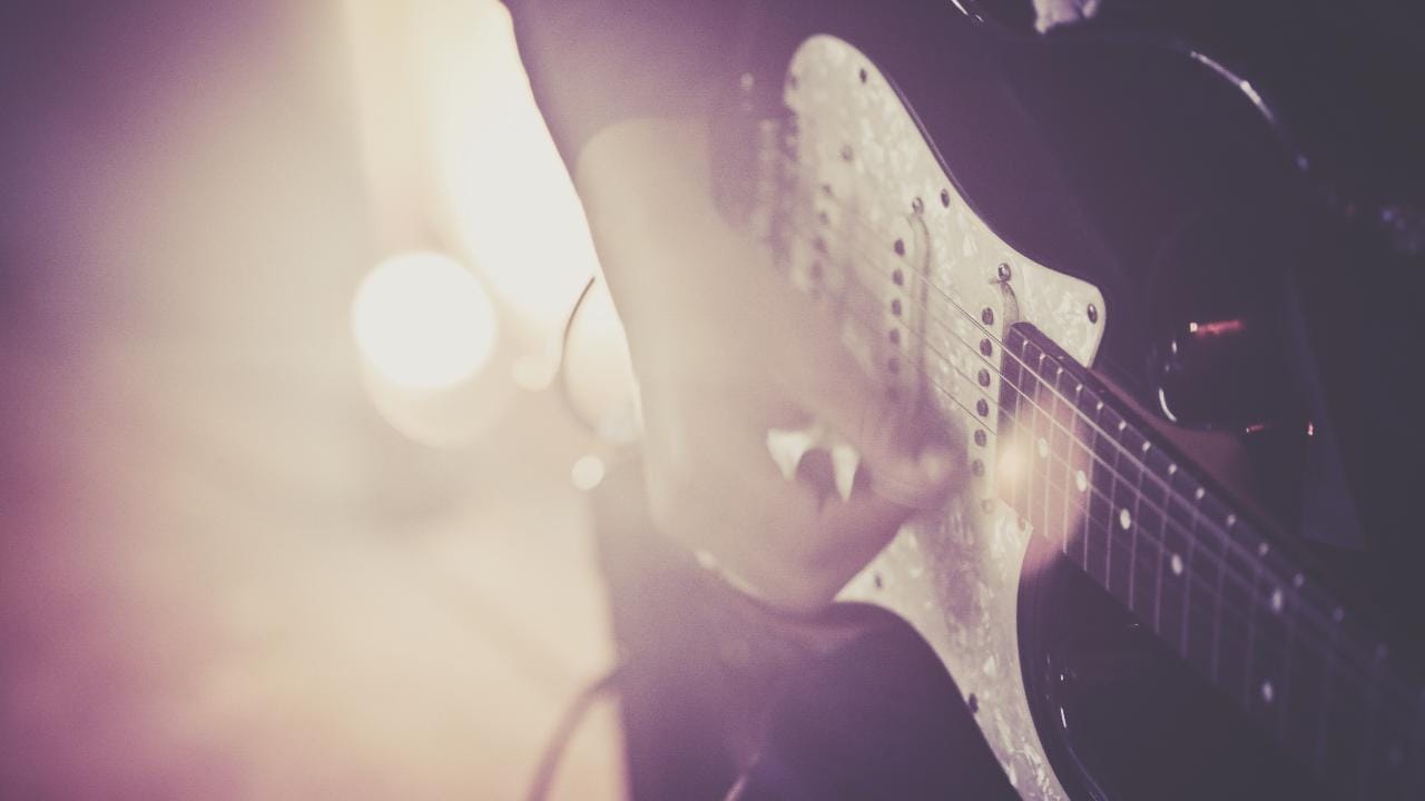 Hombre tocando guitarra