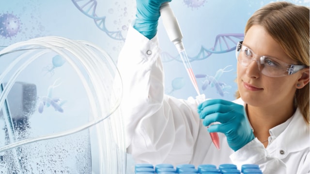 Un científico con bata de laboratorio y gafas de seguridad utiliza una pipeta. En el fondo se ven imágenes de ADN y moléculas.