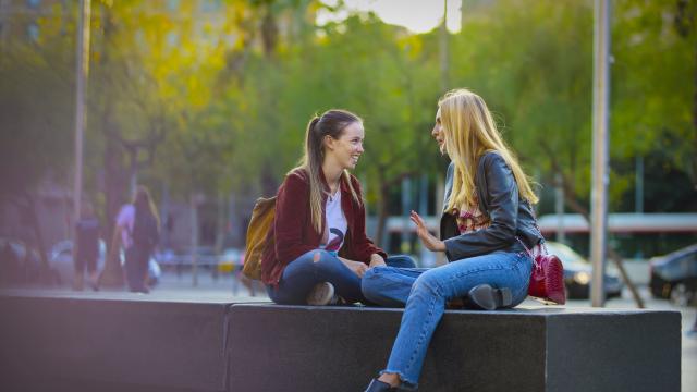 Mujeres hablando plaza