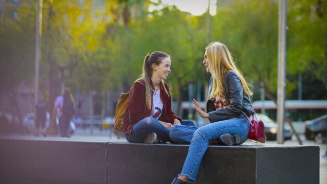 Mujeres hablando plaza