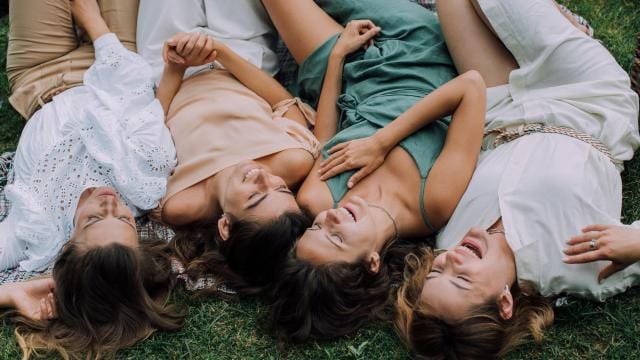 Mujeres riendo