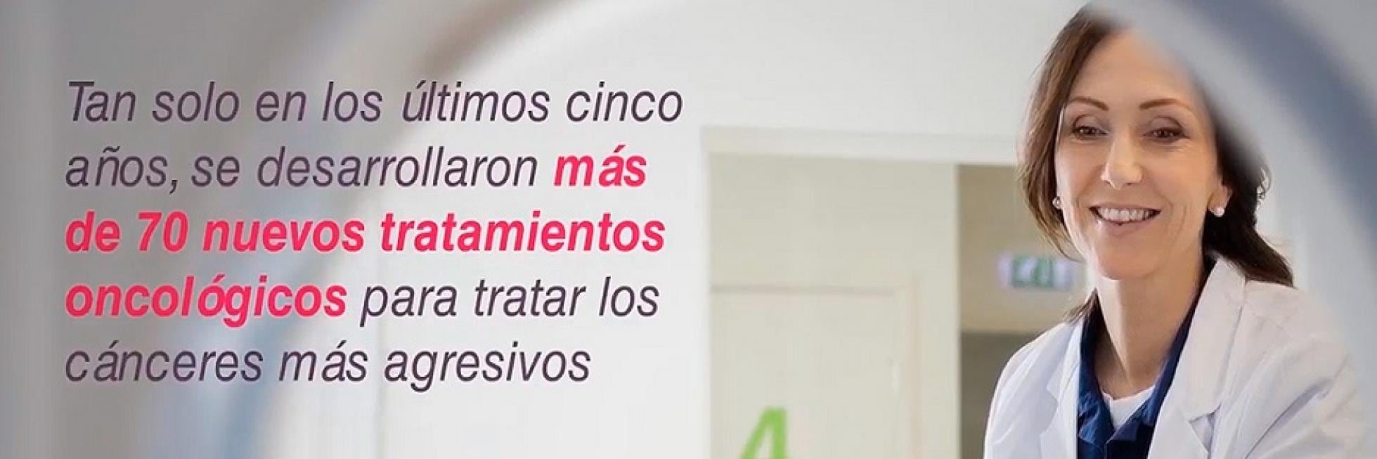 Mujer sonriente con bata de laboratorio con un texto que indica que en los últimos cinco años se han desarrollado más de 70 nuevos tratamientos oncológicos para cánceres agresivos.