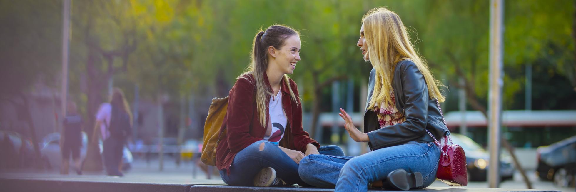 Mujeres hablando plaza