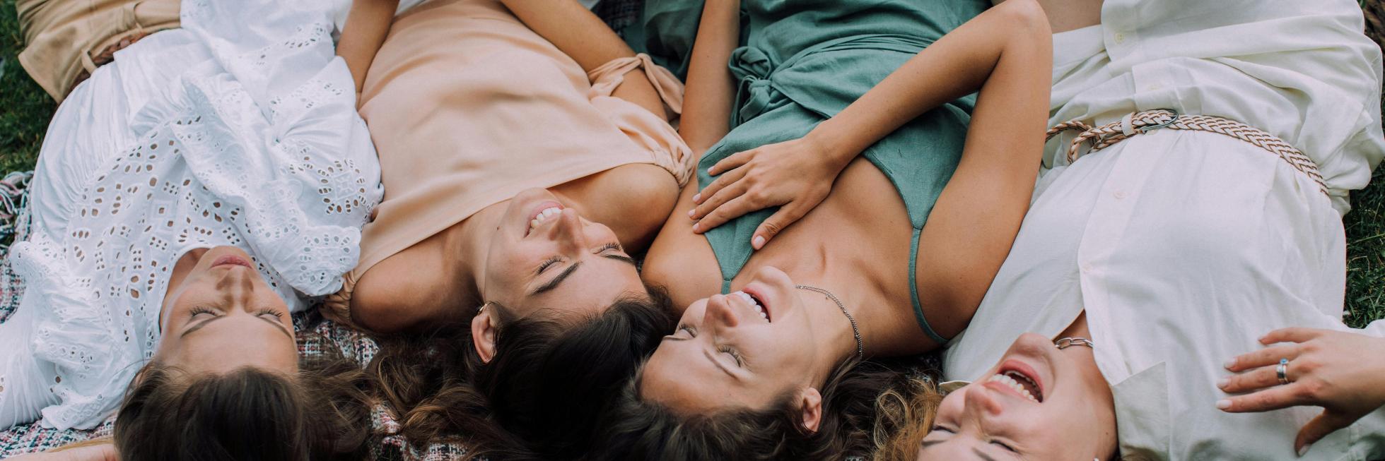 Mujeres riendo