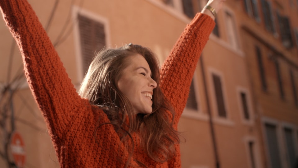 Mujer feliz con brazos abiertos